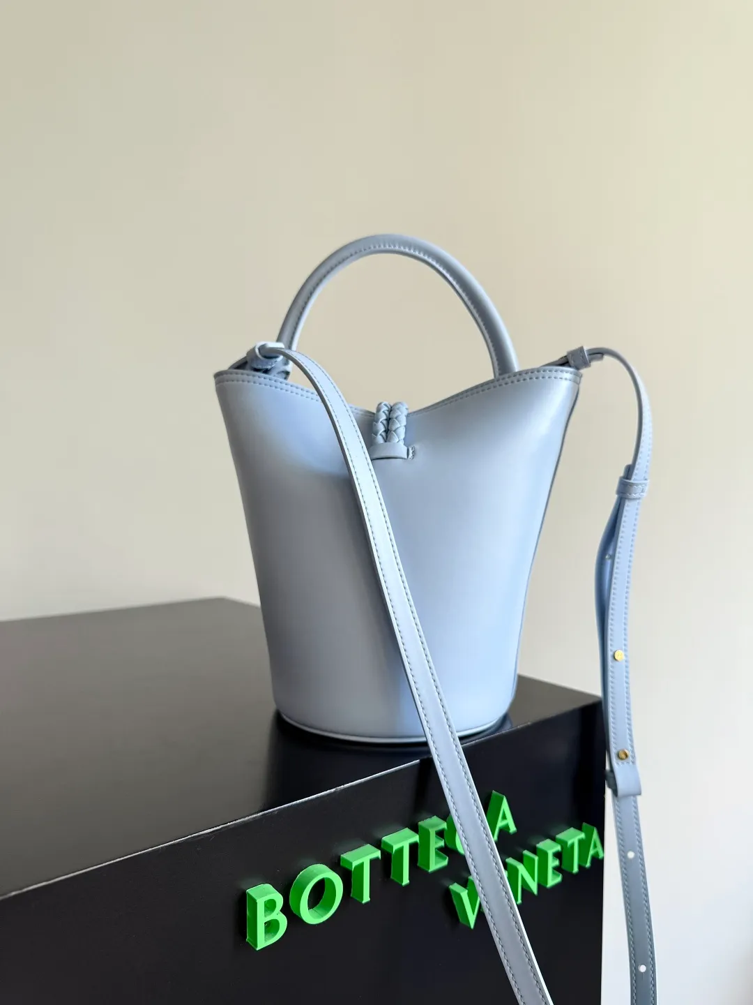 Batch 1620 BOTTEGA VENETA 2025 new women's LIBERTA small bucket bag The wind of "freedom" is still blowing towards summer🫧Unique bag shape and large enough capacity. This kind of small bag has always been very popular in summer. It can easily store essential items such as sunscreen and mini 5-fold umbrella when carrying it when going out. It uses braided knots and horseshoe buckle shapes. The metal ring is used for opening and closing, and the classic weaving is only used as an embellishment here, giving way to the simplicity of all-leather. It is a true combination of innovation and classics. It is also equipped with a detachable long shoulder strap. Friends who don’t like to carry it on the shoulder can only buy this bag and have more choices. Style number: 815244 Size: 22*18*15cm